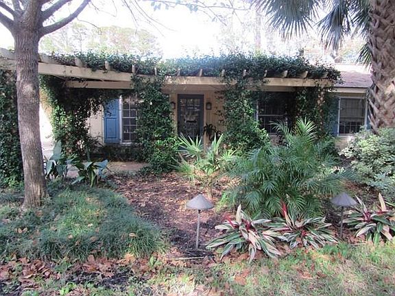 2nd image of 104 Demere Oaks Cir