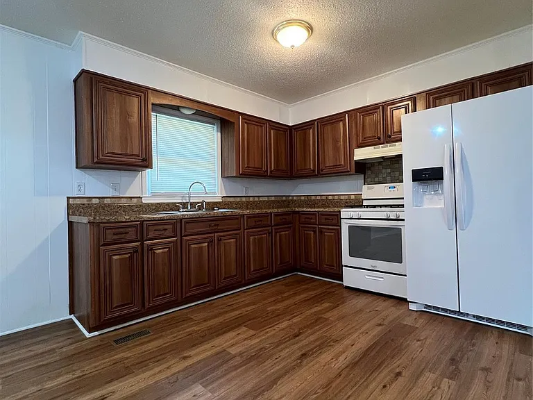 305 Briarwood Cir — Photo 5