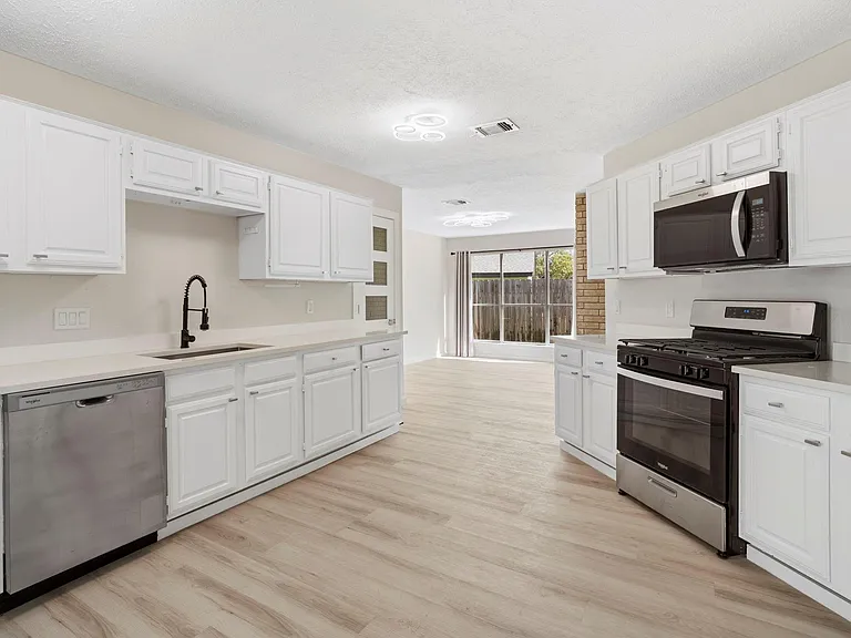 2210 Trail West St — Photo 3