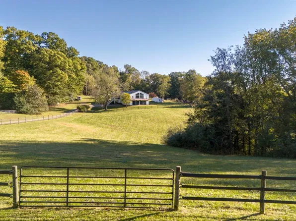 115 Foxwood Dr, Goode, VA 24556