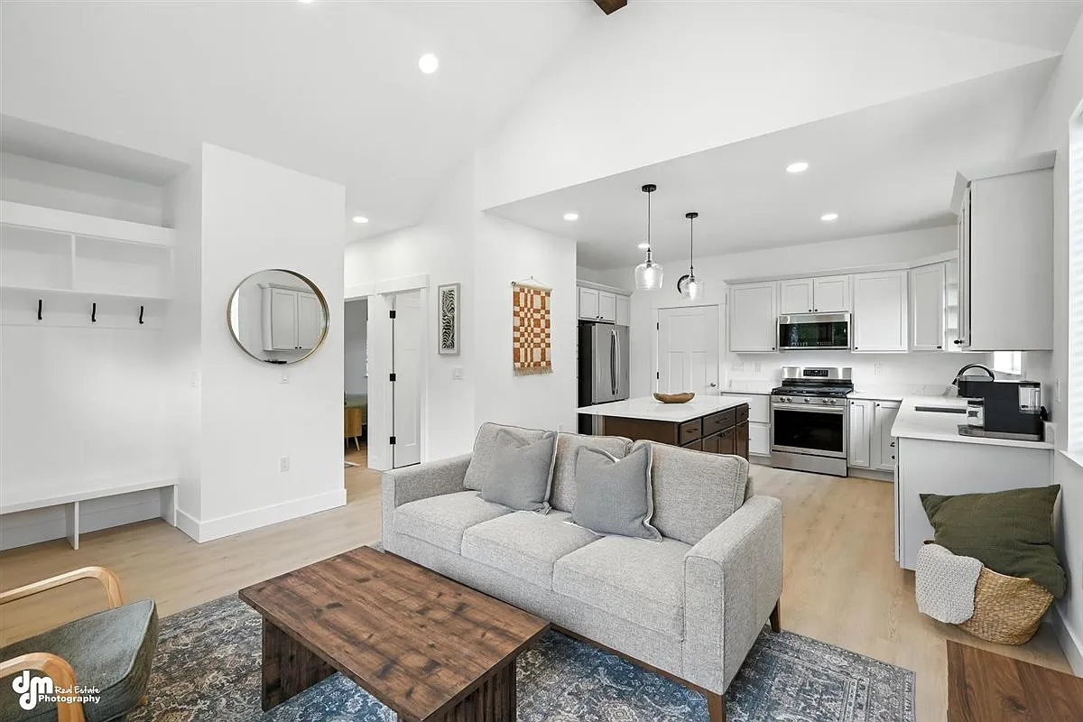 2 bed, 1.5 bath, 974 sqft, $2,550 — Photo 1