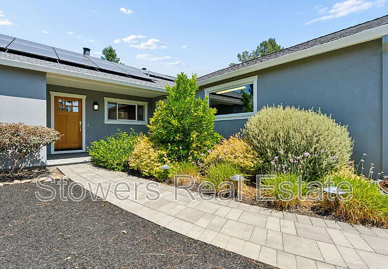1099 Larch Ave — Photo 2