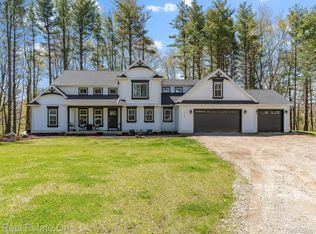1320 Kendor Dr, Brighton, MI