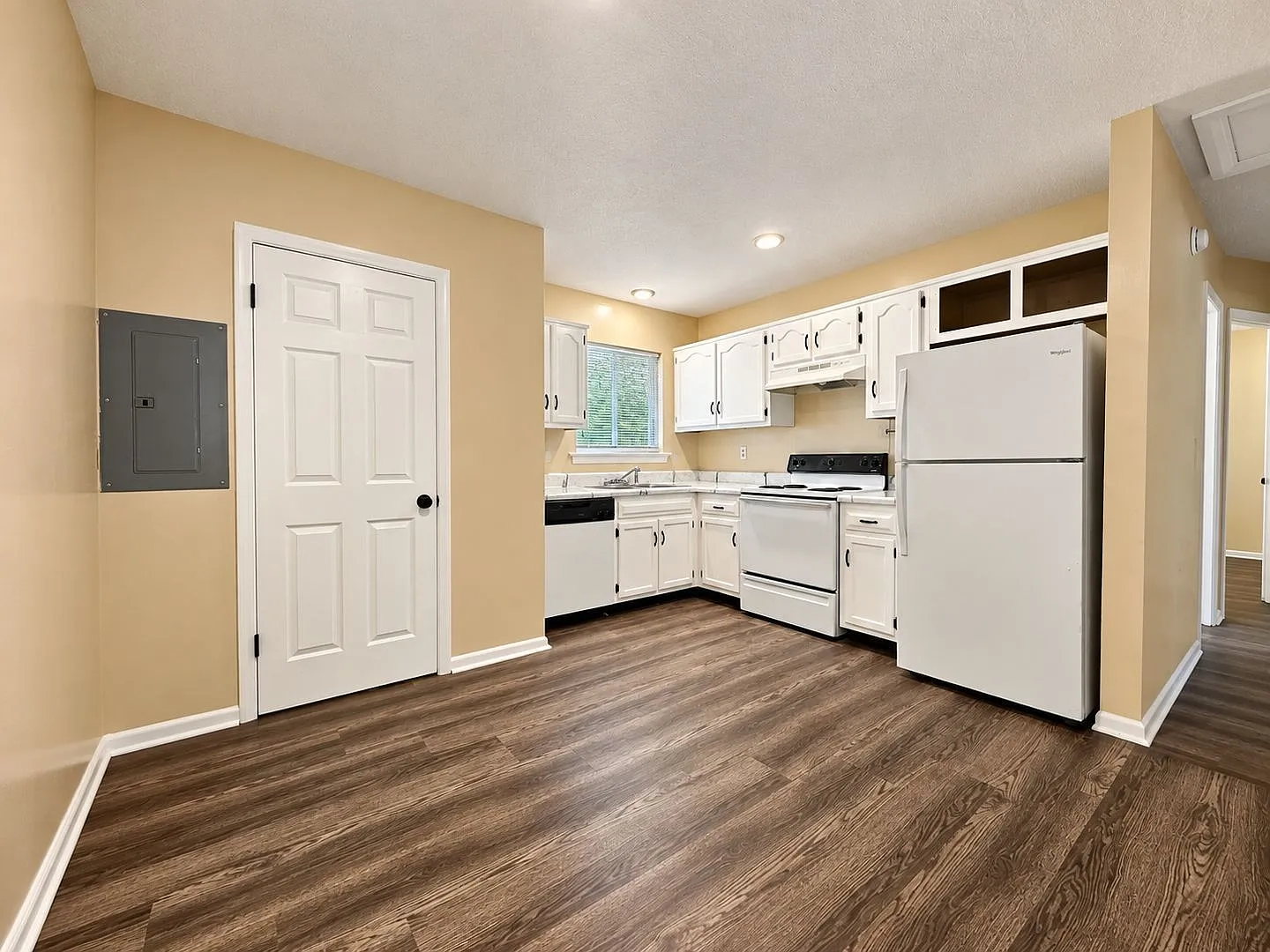 2 bed, 1.0 bath, $995 — Photo 4