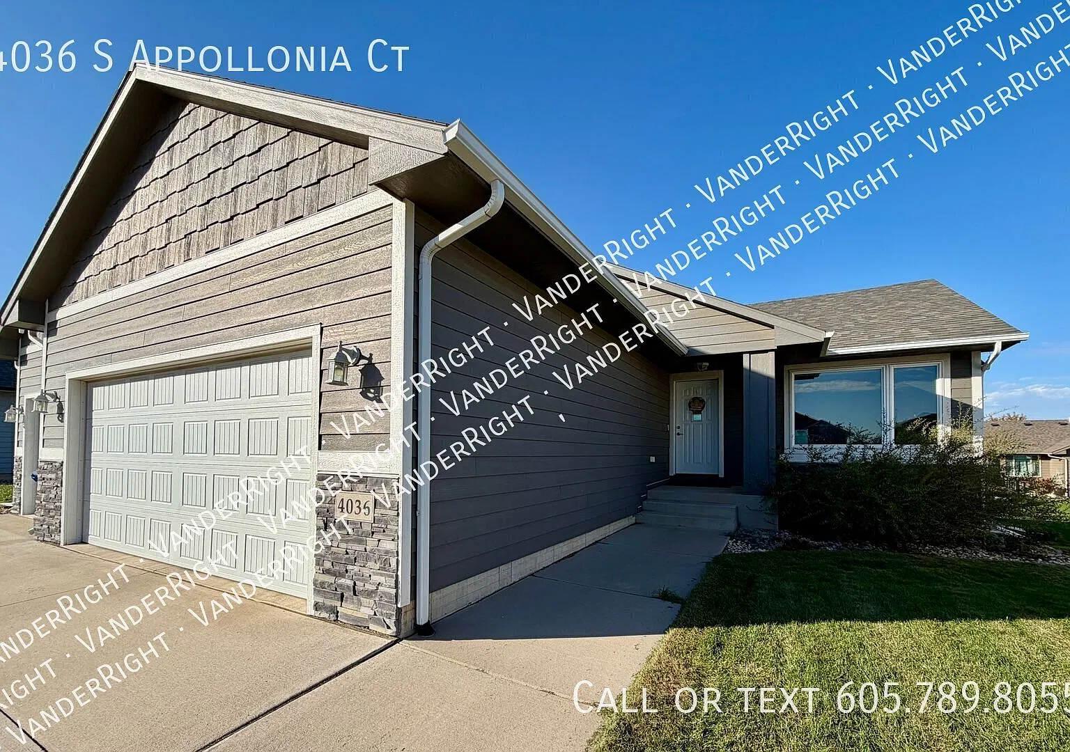 4 Bedroom 3 Bathroom 3 Stall Garage With Fenced Yard! — Photo 2