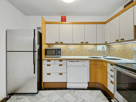 5th image of 900 N Lake Shore Dr APT 1008