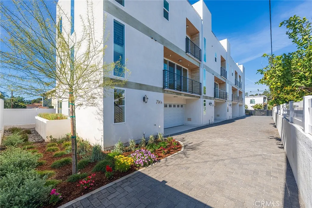 4 bed, 2012 sqft, $5,988 — Photo 2