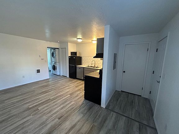 4th image of 1405 W 8th Ave #11