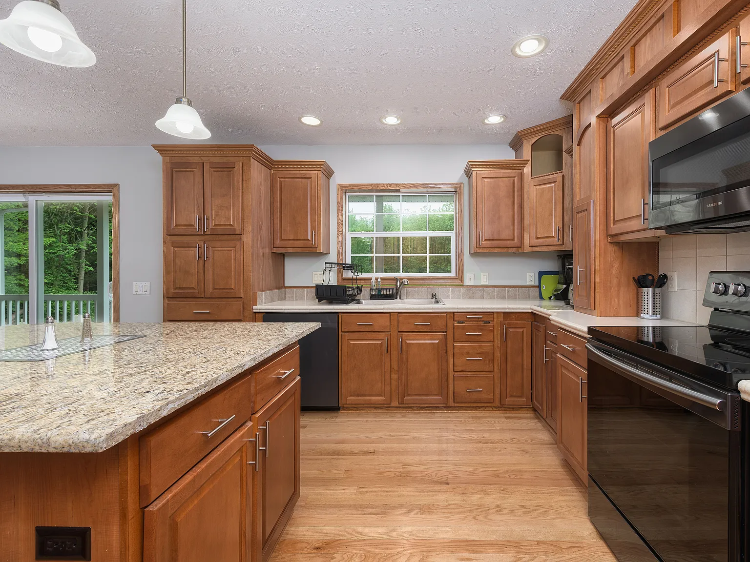 3 bed, 2100 sqft, $2,500 — Photo 2
