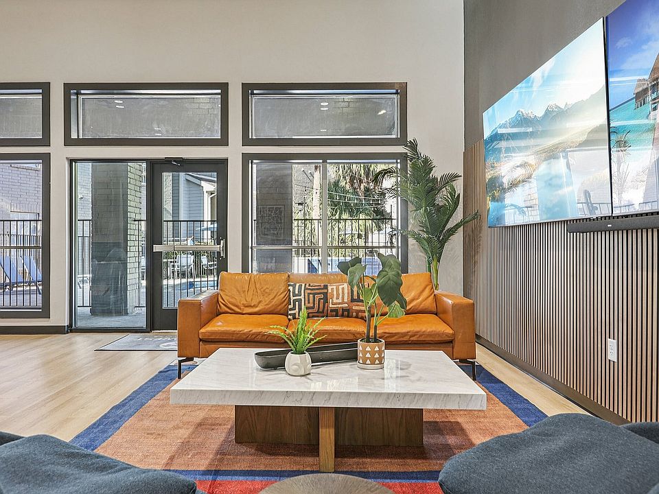 10-web-or-mls-West Ave Clubhouse-1601-910