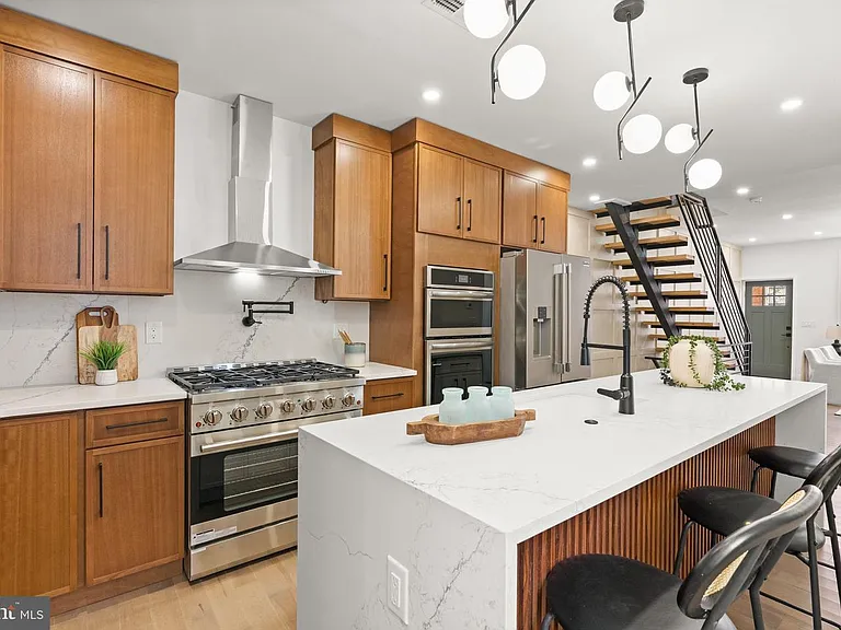 2308 Christian St — Photo 15
