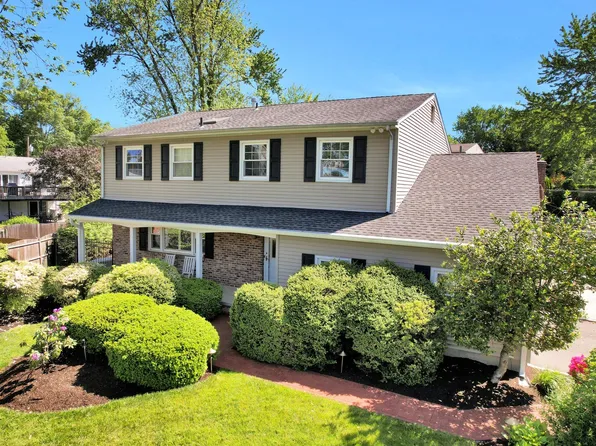 18 Daisy Court, Nanuet, NY 10954