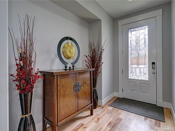 Beautiful entry way...  Flawless interior paint, nice hardwood flooring...