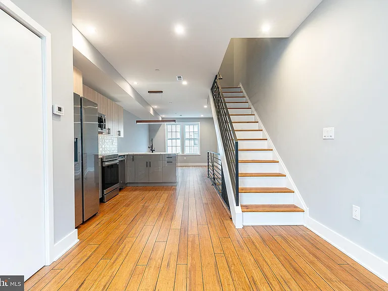 2821 Livingston St #2 — Photo 10