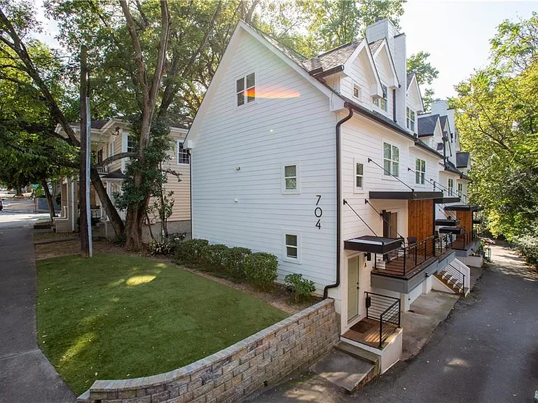 704 Durant Pl NE #D — Photo 2