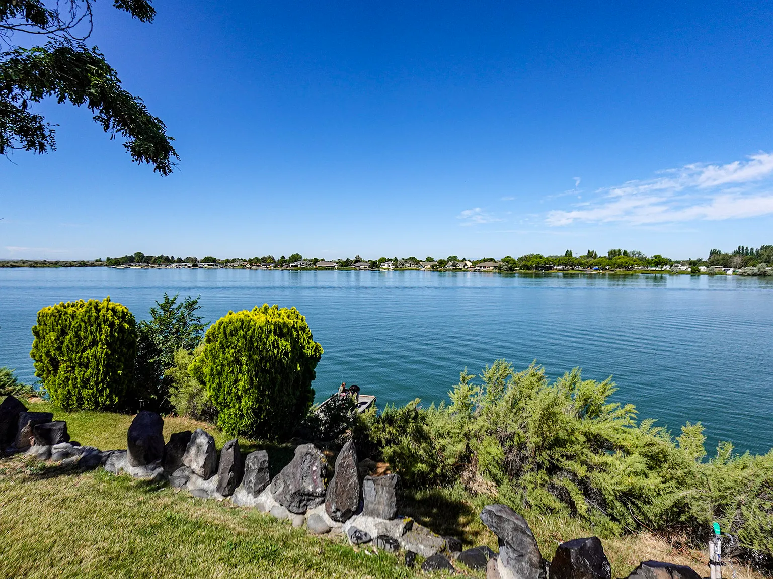Lakeshore Inn Water-Front and Cabins - Studio Double Queen View 203 — Photo 3