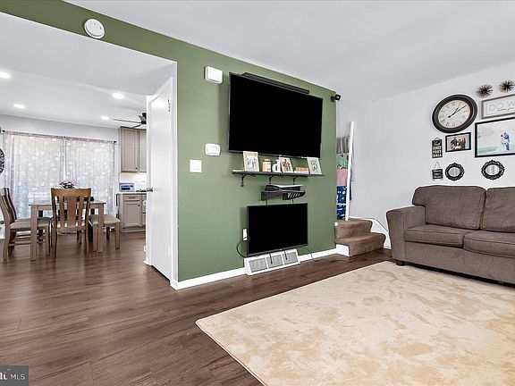 5th image of 458 Logan Dr