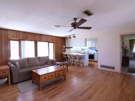 4th image of 20 Surfside Dr