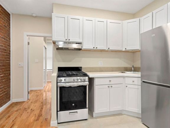 2nd image of 608 E 9th St APT 14