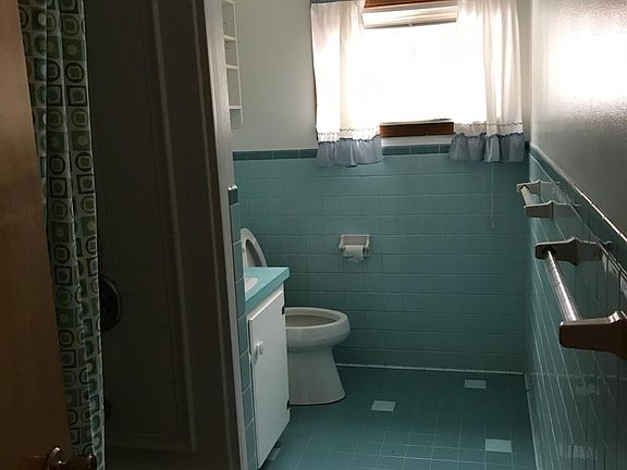 3rd image of 932 Lehigh Ave #1