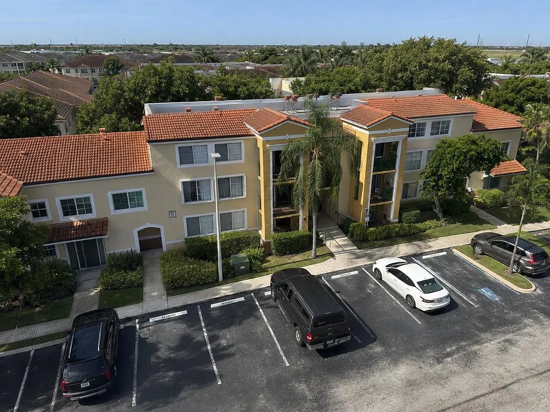 2 bed, 1.0 bath, 917 sqft, $3,000 — Photo 1