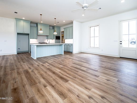 4th image of 835 Glenwild Cir