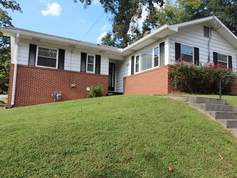 101 E Magnolia Ln — Photo 6