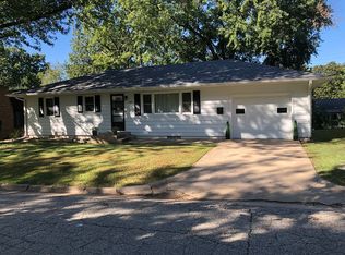 1607 Sunset Dr, Wamego, KS 66547