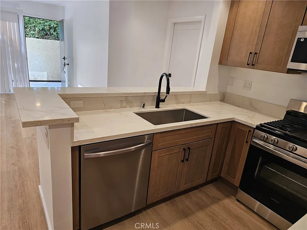 2 bed, 860 sqft, $2,600 — Photo 3