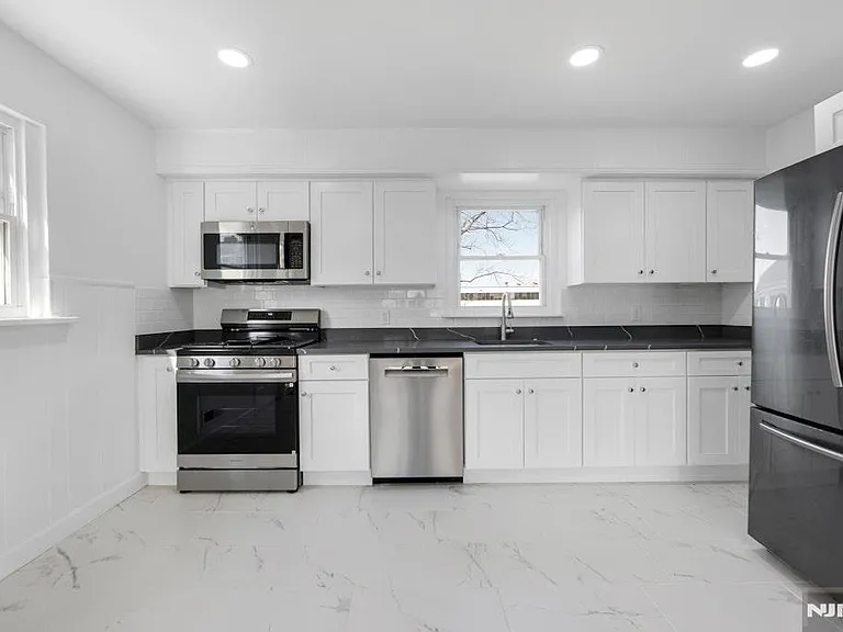 380-388 Grand Ave — Photo 7