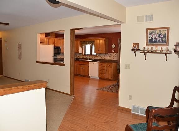4th image of 415 Jarlsberg Ln