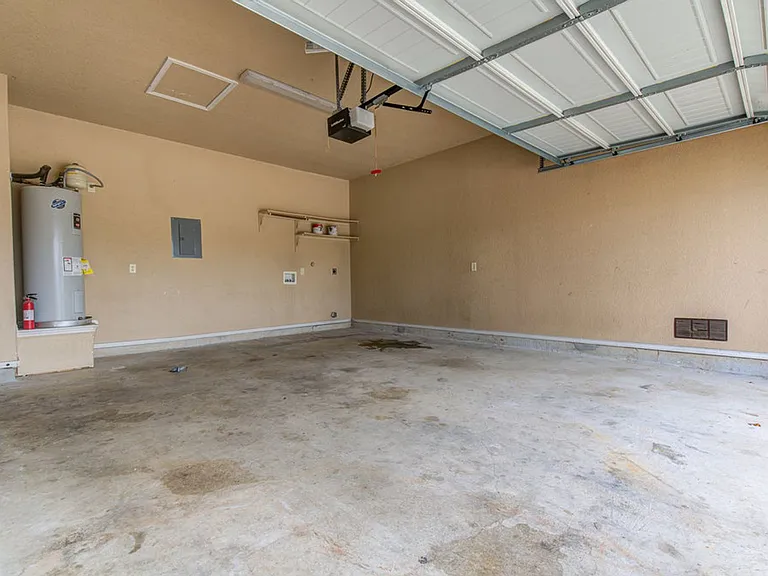 1042 Carolyn Cv — Photo 16