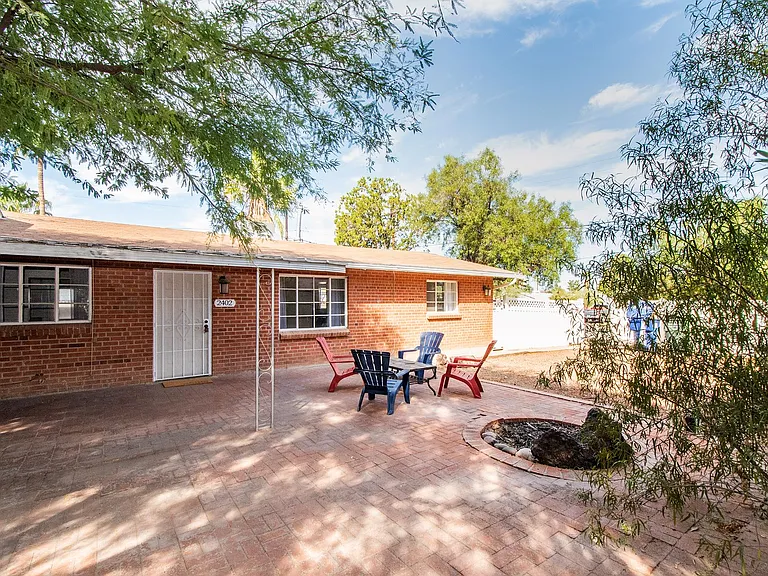 2402 E Copper St — Photo 16