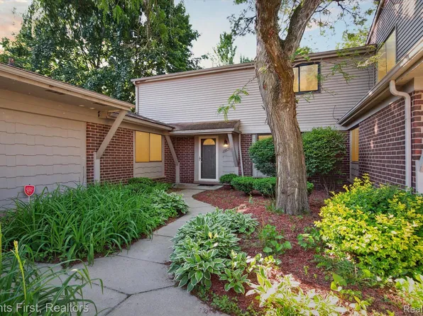 29656 Farmbrook Villa Ct #9, Southfield, MI 48034