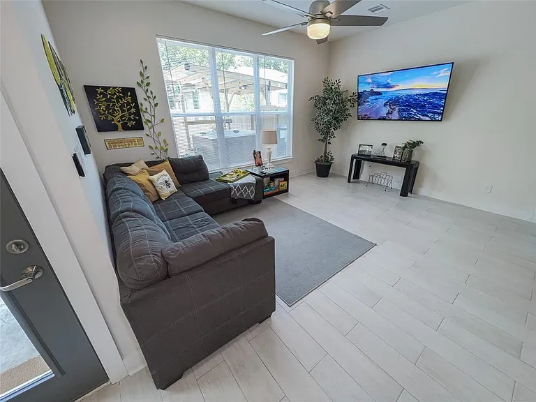 2404 Saint Charles St — Photo 10