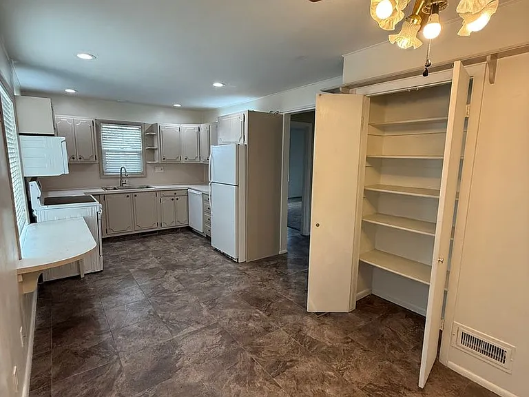 856 N 300 W — Photo 19