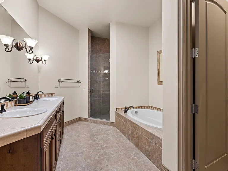1112 W Main St #406 — Photo 28