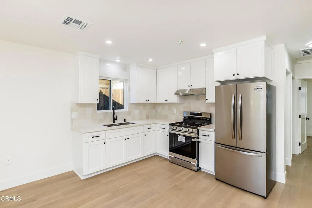 2 bed, 1.0 bath, 750 sqft, $3,300 — Photo 3