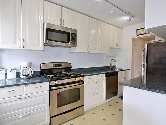 4th image of 90 La Salle St APT 6B