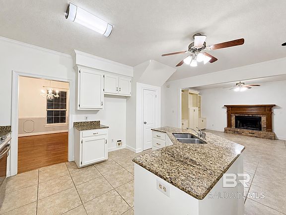 3rd image of 105 Blackthorne Cir