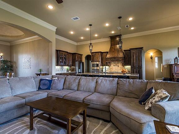 3rd image of 107 New Braunfels Ln