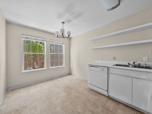 3rd image of 321 T St APT 1