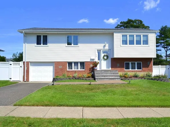 56 Locust Lane, Syosset, NY 11791