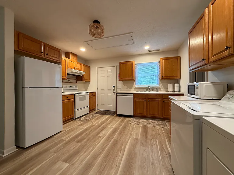 111 Oakcrest Ct — Photo 4