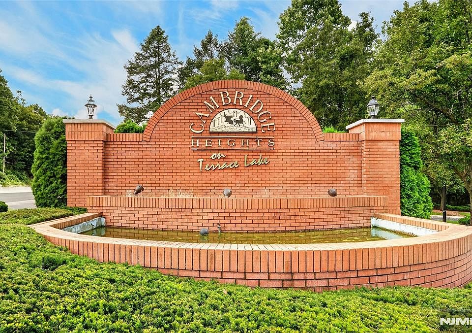 1st image of 486 Cambridge Dr