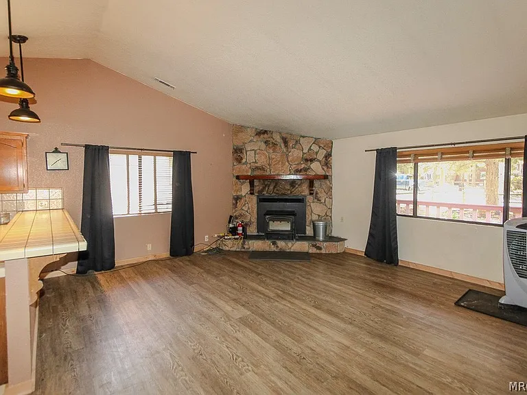 1064 Pine Ln — Photo 3