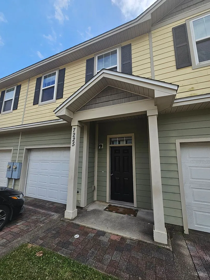 Modern Townhome In Pcb Resort-Style Living Near The Navy Base! *Special: 1/2 Off 1st Month's Rent... — Photo 2