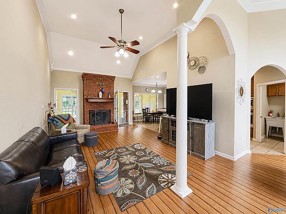 5th image of 50 Helen Dr