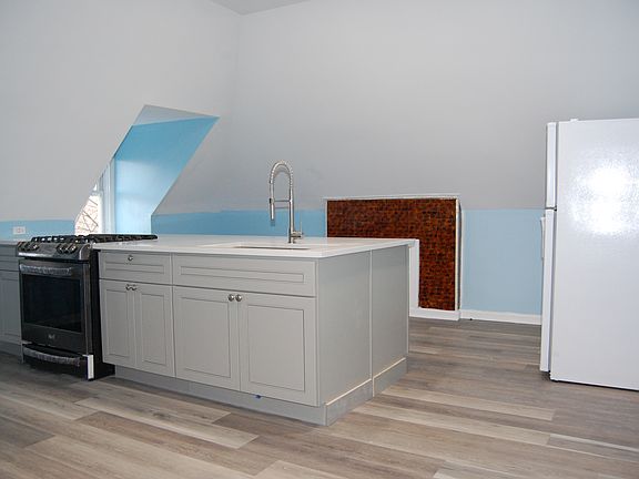 3rd image of 140 Stratford Ave #6