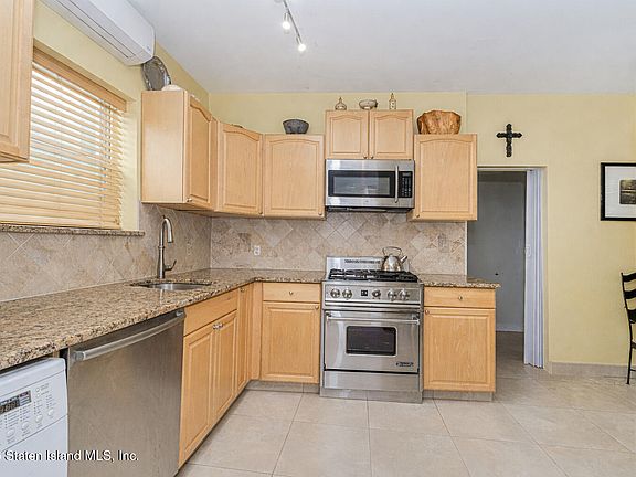 4th image of 98 Robin Rd